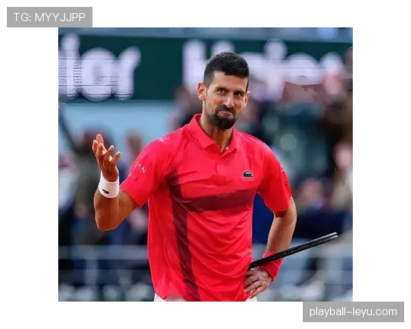 看德约科维奇训练场边的小动作，我差点以为他忍着不让教练揍他了