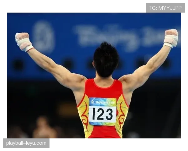 李小鹏穿得跟邻居大叔，比赛里竟然画风差这么多？